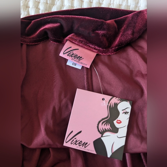 Velvet Cape - Picture 4 of 4